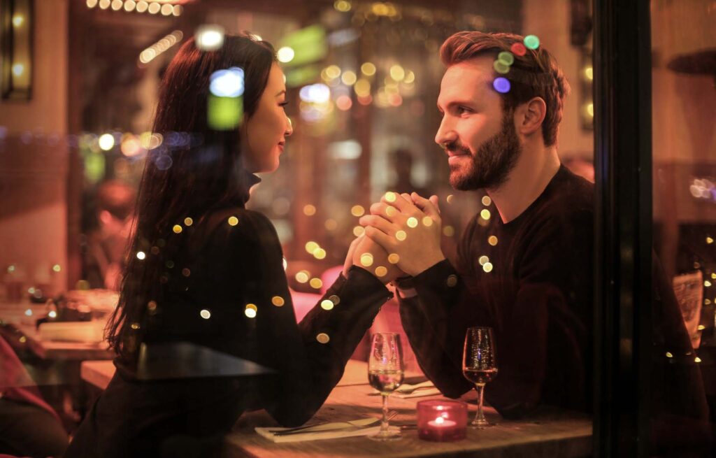 Pareja amor mesa restaurante romantico caramano video profesional