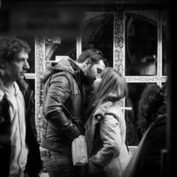 Fotografía de pareja besándose en la calle