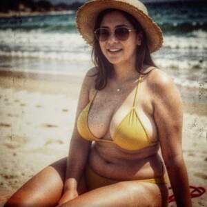 Mujer en la playa Imagen IA fotorealista fotorealismo